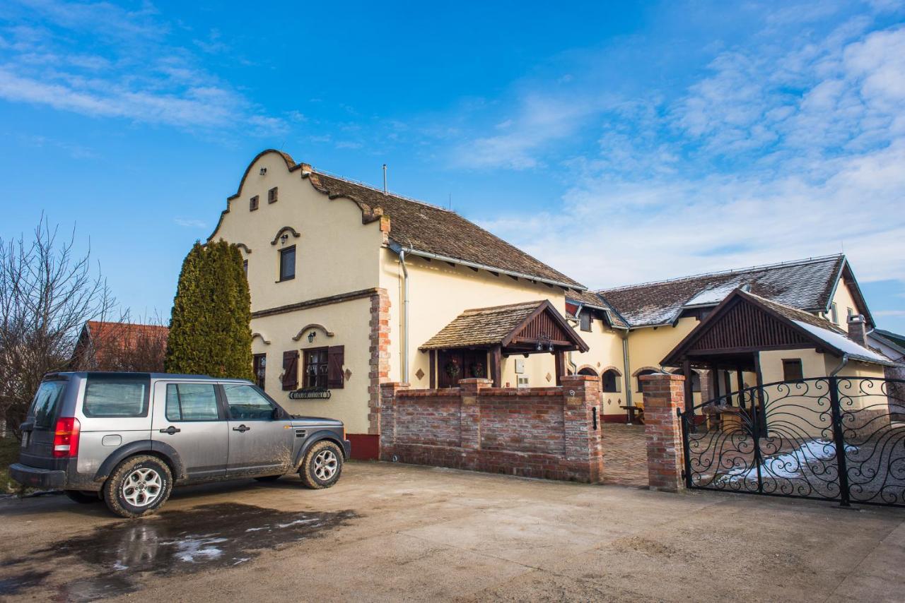 Tri Mudraca Inn Karanac 外观 照片