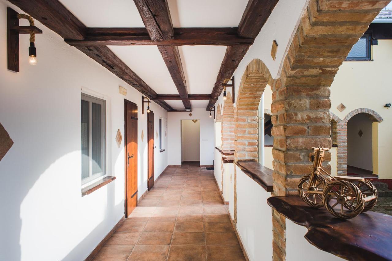 Tri Mudraca Inn Karanac 外观 照片