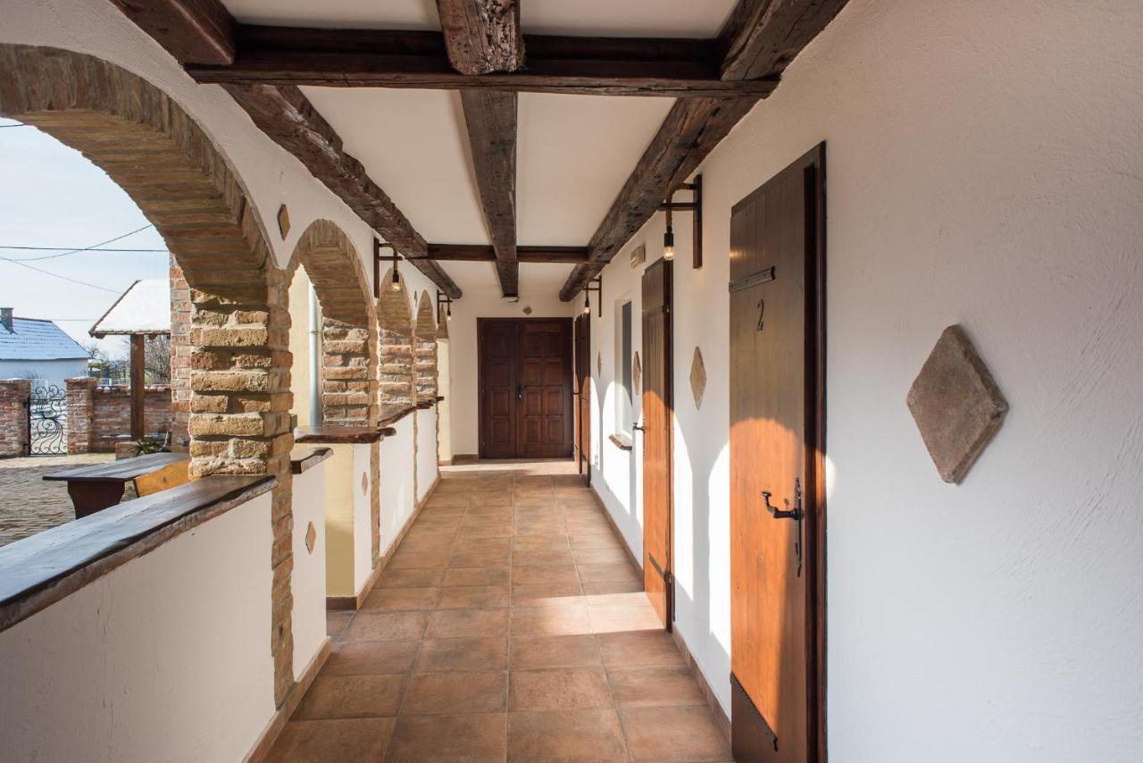Tri Mudraca Inn Karanac 外观 照片