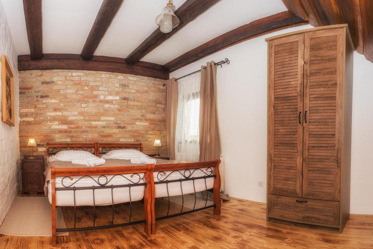 Tri Mudraca Inn Karanac 外观 照片