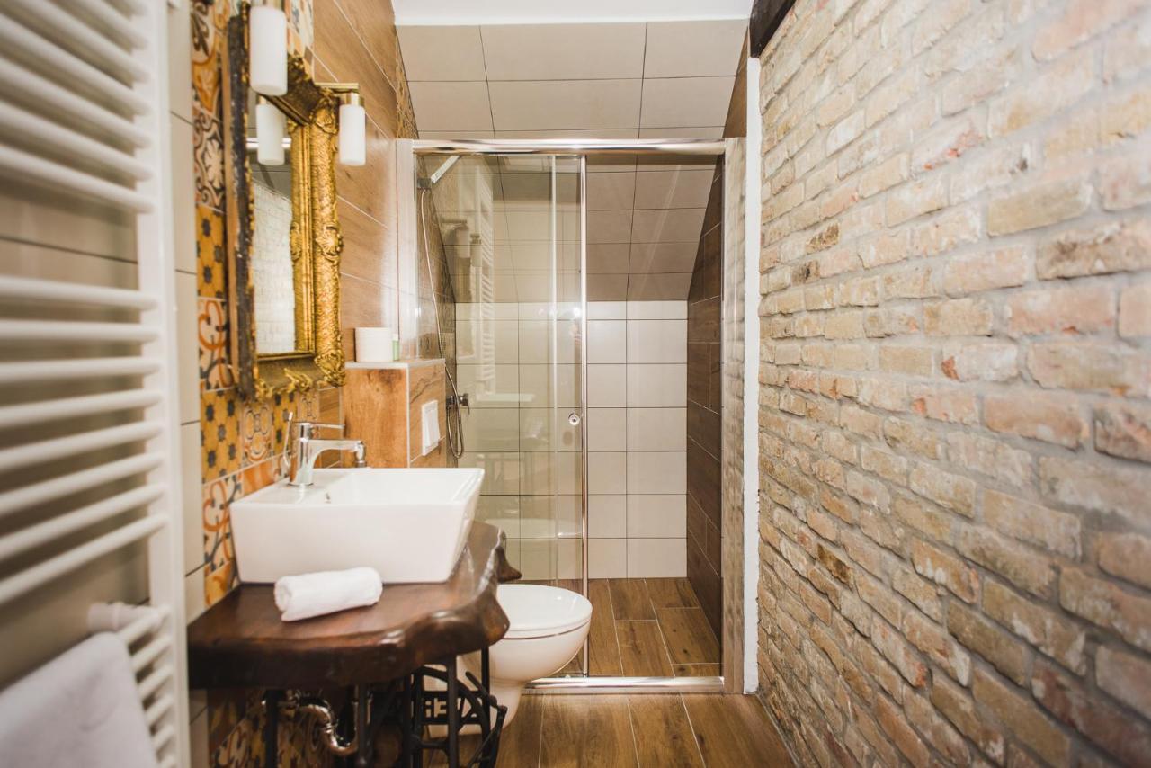 Tri Mudraca Inn Karanac 外观 照片