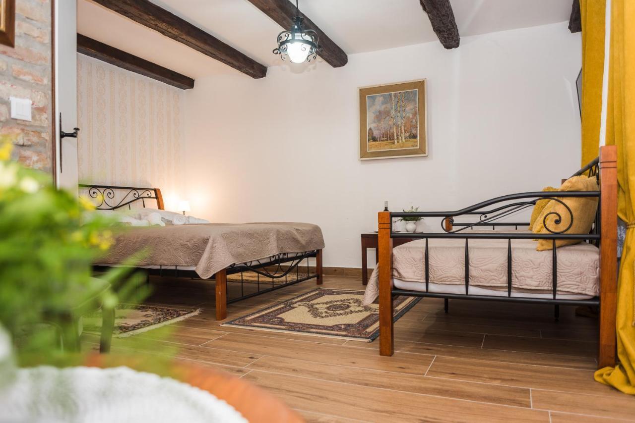 Tri Mudraca Inn Karanac 外观 照片