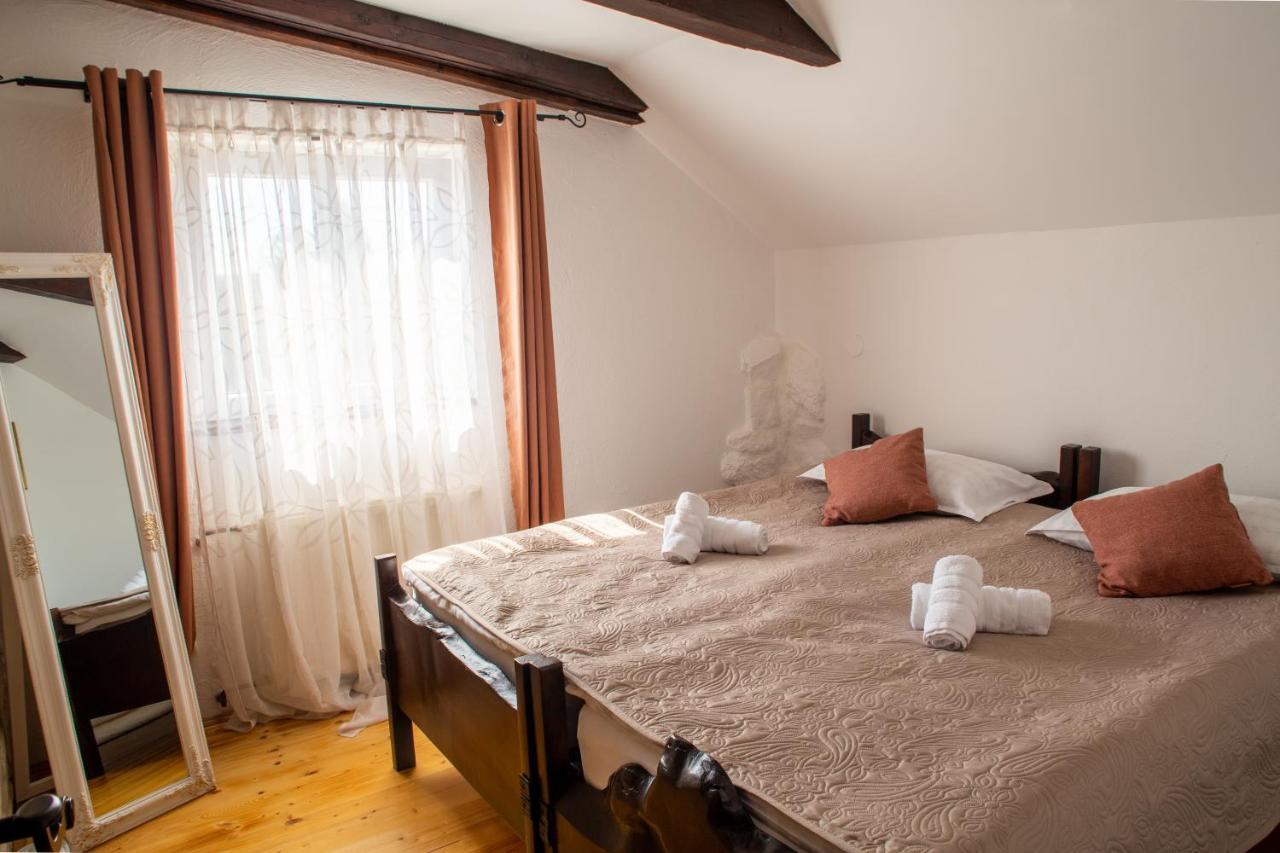 Tri Mudraca Inn Karanac 外观 照片
