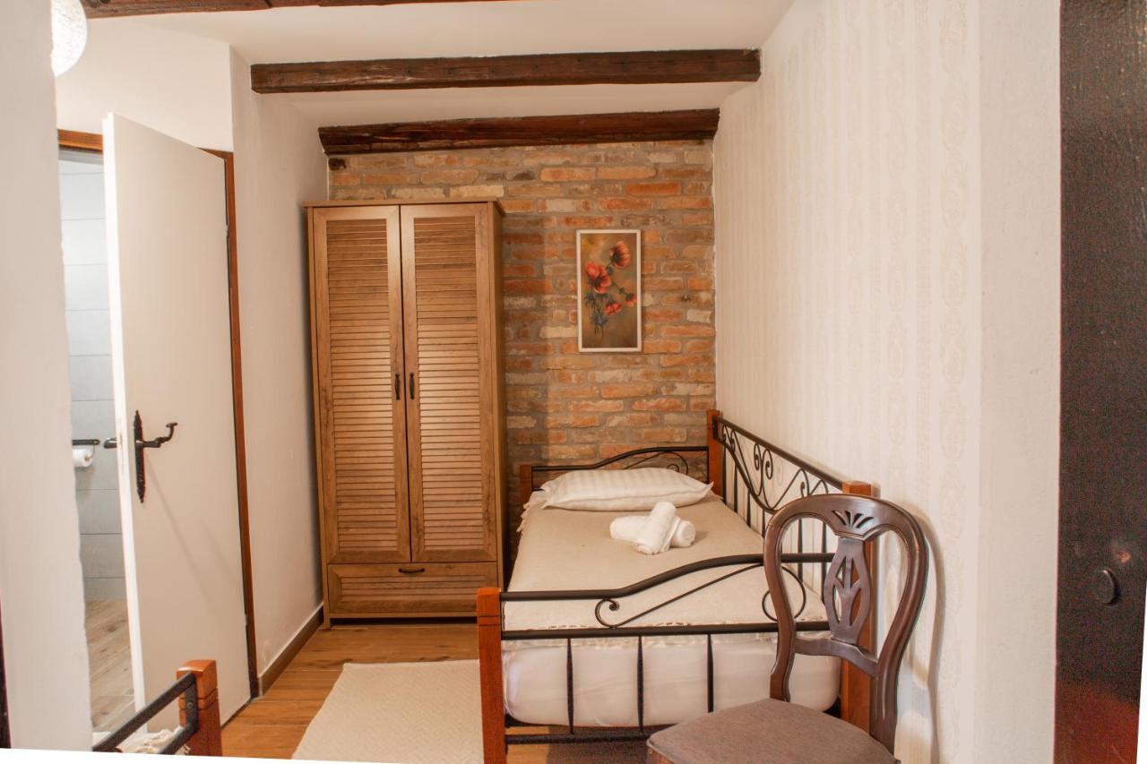 Tri Mudraca Inn Karanac 外观 照片