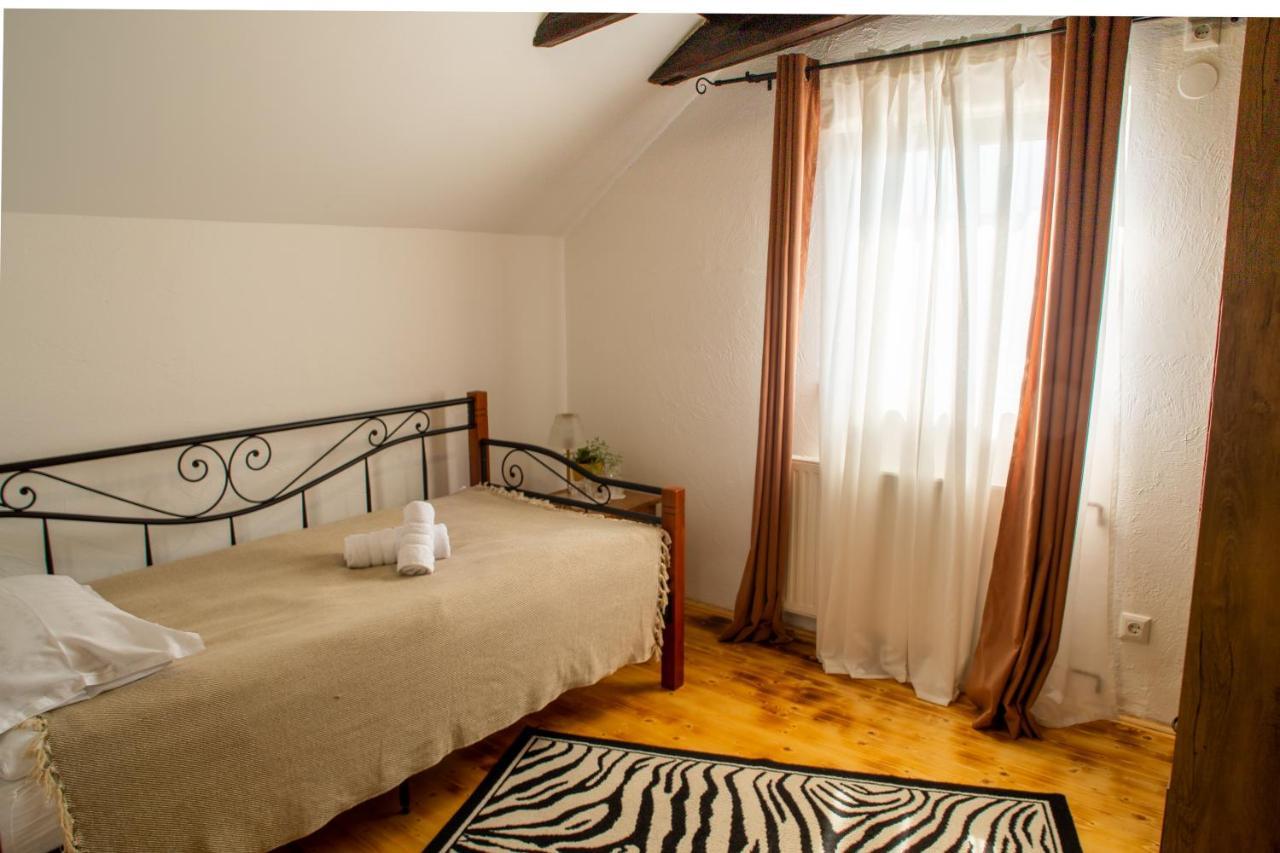 Tri Mudraca Inn Karanac 外观 照片